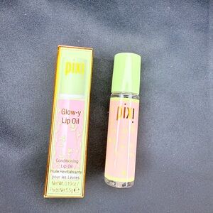 Glow-y lip oil Comforting lip oil that hydrates, smooths lip and adds a glossy s